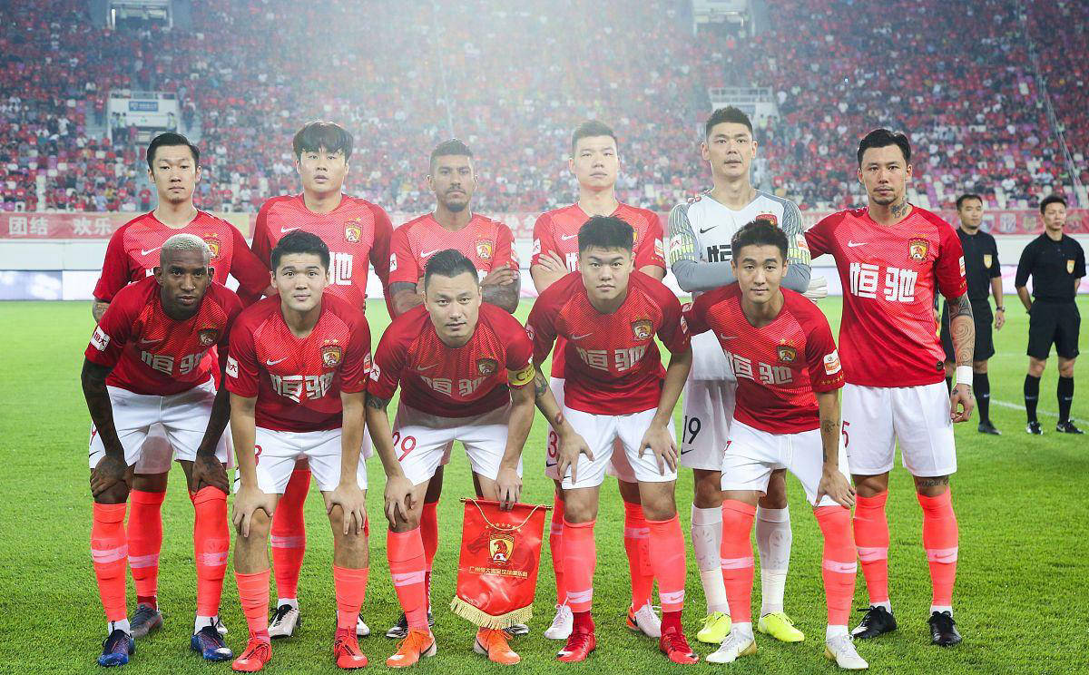 太狠了！瓦伦西亚单刀错失备战亚冠冲刺阶段广州队调整名单以备NBA总决赛，比利亚雷亚尔围绕国王杯外线爆发 