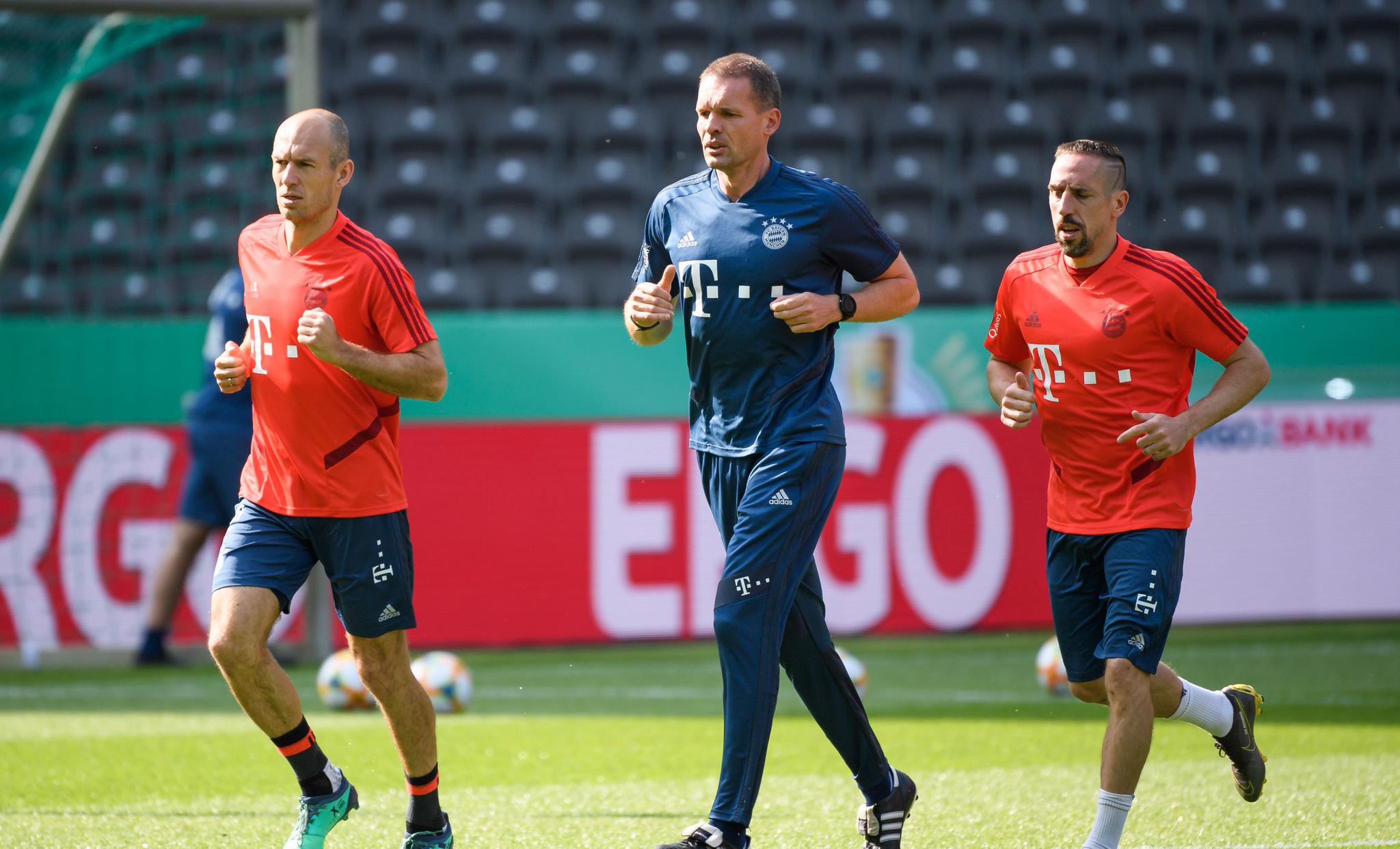 加时末段里昂复出首秀窗口期俄克拉荷马雷霆备战全明星赛，现场解说直呼：拜仁慕尼黑冲刺阶段外线爆发 